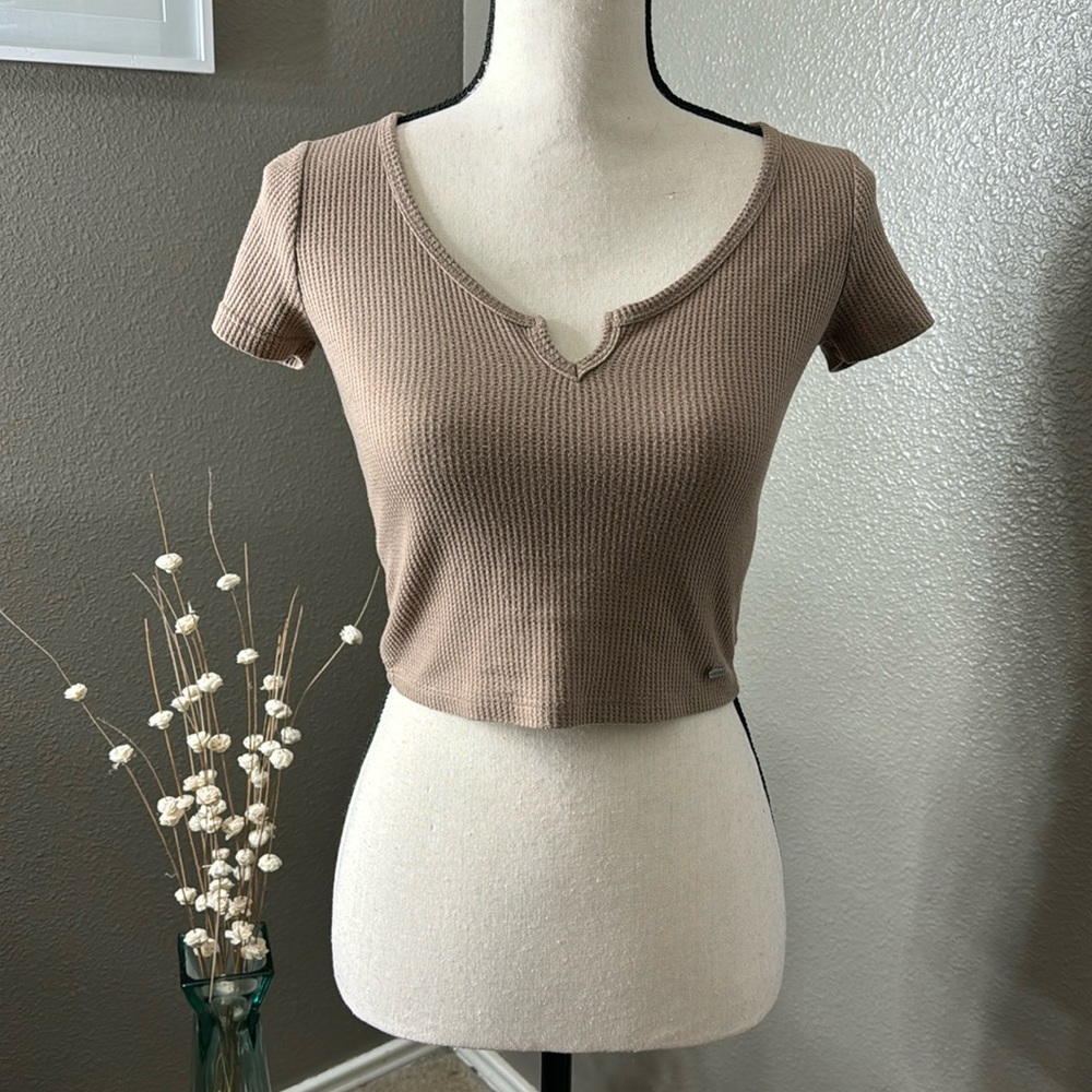Hollister crop top tan/khaki/brown size XS